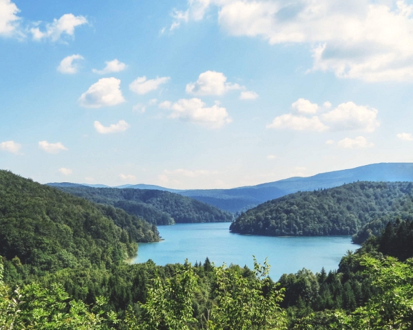 hike-door-de-blauw-groen-kleurige-plitvice-meren-kroatie