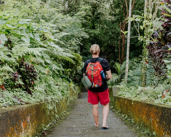 met-backpack-naar-een-waterval-in-bali